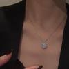 Collar de acero de titanio con microincrustaciones de circonio y trébol de cuatro hojas, colgante de amor, diseño de nicho de lujo, cadena de clavícula de verano para mujer.