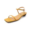 Sandálias de Moda Minimalistas Sexy Versáteis com Tiras Assimétricas, Bico Quadrado, Bico Aberto, Tira Única, Salto Baixo, Fivela, Couro Genuíno