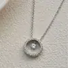 Banho de ouro real, popular no Xiaohongshu, colar com anel redondo cravejado de diamantes, luxo leve com toque de alta qualidade, pingente de diamante único para mulheres, disponível para dropshipping