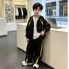 Conjunto deportivo para niño, colección primavera y otoño, chaqueta cortavientos con capucha elegante y moderna, un conjunto de dos piezas para el otoño