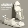 Zapatos con Agujeros para Mujer 2026 Nuevo Verano Interiores Hogar Punta Cerrada Transpirables Suaves Cómodos Antideslizantes Simples Zapatillas para Mujer Verano