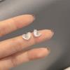 Pendientes pequeños transparentes de alta gama para mujer, de Corea del Sur, elegantes y de moda, con un diseño de nicho de moda en línea para celebridades 2023.