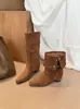 Botas curtas afuniladas com salto plataforma e bico fino Maillard 2026, botas de cano médio elegantes e modernas para mulheres, com uso em duas vias, tachas e franzidos