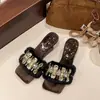 Pantuflas de Gamuza Retro con Punta Cuadrada y Pedrería de una Sola Tira para Mujer 2026 Nuevo Estilo Pequeño Aroma Elegante para el Trabajo Zapatos de Pantufla con Tacón Fino