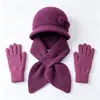 Conjunto de três peças para mãe para outono e inverno: novo chapéu de tricô floral com pelo de coelho, cachecol e luvas para aquecimento e proteção das orelhas