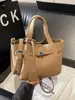 Bolsa para el trabajo, Lujo ligero de nicho estilo coreano 2026 Nueva moda, Bolso tipo cesta cubo, Bolso de mano retro simple para mujer