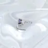Brincos de Argola Coração: O novo design de nicho da Henson apresenta brincos de pino reto em forma de coração com zircônia incrustada de cobre e ear cuffs para piercing.