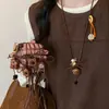 Nuevo collar colgante de oso y estrella con cuentas de madera, cadena para suéter de lujo ligero vintage de alta gama, accesorio elegante lindo y versátil
