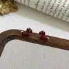 Aretes Geométricos Rojos Ankela Festivos de Año Nuevo Nicho Temperamento Venta Caliente Aretes de Botón Otoño/Invierno 2026 Venta al por Mayor de Pendientes
