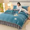 Conjunto de Quatro Peças de Lã Leite Espessa e Quente para Outono e Inverno Cor Sólida Estilo Saia de Cama de Luxo Leve Conjunto de Três Peças de Flanela de Alta Gramatura