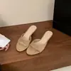 Verão 2026 Novo Abertura nos Dedos Simples Uma Tira Salto Médio Fashionável Peça Externa Chinelos Amarelos Feminino Slip-On Férias