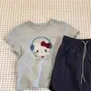 Camiseta Cinza de Manga Curta para Meninas para o Verão, Emagrecedora e Estilosa, com um Design Único e Lindo de Gato, Saia Curta Evasê com Forro
