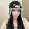 Al por mayor 25 Años Otoño e Invierno Nuevo Hecho a mano Retro Bola Borla Correa Felpa Suéter Sombrero Protección Auditiva para Mujer Sombrero Lei Feng