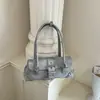 Bolso de hombro de tachuelas transfronterizo 2026, nuevo nicho, bolso de hombro estilo motociclista, bolso de mano retro francés para el día a día, bolso baguette
