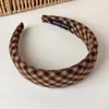 Faixa de Cabelo Larga de Tecido Escovado Estilo Coreano Retrô Xadrez com Coroa Alta Versátil Temperamento Esquema de Cores Maillard Acessório de Cabeça para Afinar o Rosto