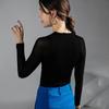 Camisa básica de manga larga con cuello bajo y malla negra para otoño e invierno.
