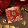 Envelopes vermelhos de casamento com designs de peônia e rosa em relevo de alta qualidade, apresentando impressão em folha de ouro do caractere chinês para "alegria", adequados para presentes de casamento