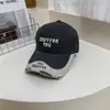 Boné de Baseball Color Block com Bordado de Letras Desgastado para Mulheres, Moda Americana Versátil para Primavera e Verão Que Faz o Rosto Parecer Menor