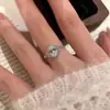 Anillo de Plata de Ley S925 Corona Forma Ovalada Huevo de Paloma Moissanita de Carbono Alto para Mujer de Dos Quilates Gama Alta con Boca Viva y Soporte Vacío