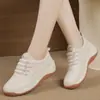 Sapatos Slip-On Femininos 2026 Primavera Novos Versáteis Moda Solado Macio Leves Antiderrapantes Esportivos Viagem Sapatos Preguiçosos