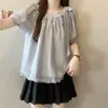 Coleção de verão 2026 nova para mulheres plus size: camisa de chiffon de manga curta com um laço grande, apresentando uma barra franzida e um design estilo boneca