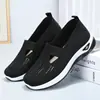 Sapatos femininos primavera e verão respiráveis sapatos confortáveis atacado transfronteiriço de meia-idade e idosos sapatos de mãe fundo macio sapatos de malha casual para crianças