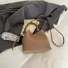 Bolsa Saco Transversal para Mulheres Nova Coleção Primavera/Verão 2026 Versátil Bolsa de Ombro Transversal com Acabamento de Luxo para o Dia a Dia e para Carregar na Mão