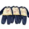 Conjunto infantil, estilo coreano, design novo, moletom redondo de manga longa em blocos de cor e renda na cor bebê com calça jogger combinando, doce conjunto de duas peças