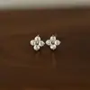 Plata S925 Chapada en Oro de 18K Trébol de Cuatro Hojas de la Suerte Flash Hao Mini Pendientes Ultracortos Moda para Mujer Diseño Elegante Sensación Diamante Incrustado