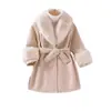 26 Ropa de otoño e invierno para niñas europeas y americanas, abrigo de lana con cuello de piel y ajuste en la cintura, elegante y con estilo para niños mayores, directo de fábrica