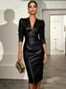 Sitio independiente de Amazon Nuevo estilo europeo y americano Vestido de cuero PU para mujer, cuello en V, manga larga, entallado en la cintura, adelgazante, elegante vestido bodycon