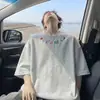Estilo Novo de Verão 2026 Camisetas Masculinas Coloridas Bordadas de Manga Curta para Meninos e Meninas, Tops Juvenis de Corte Solto com um Toque de Luxo
