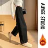 Calça cinza, cropped, de corte largo e solta - o novo estilo de 2026, um conjunto moderno de inspiração coreana, com caimento relaxado, perfeito para o outono