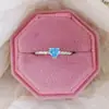 Anel de Textura de Amor Europeu e Americano Transfronteiriço Anel de Estrada Feminino Cor Doce Joker Zircônia Coração de Pêssego Abertura em Forma de r8443