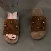 Sandálias Slip-On Femininas Modernas Retrô de Nicho com Strass Floral Camurça Fosca, Chinelos Confortáveis e Macios