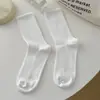 Calcetines Verticales Color Crema Estilo Japonés para Mujer Moda Ins Algodón Peinado de Doble Aguja Calcetines Medios Versátiles Calcetines Blancos Leche Apilados