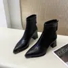 Botas de Salto Alto com Cabeça de Metal Femininas Outono/Inverno Novo Estilo para o Dia a Dia Botas de Cano Curto Confortáveis com Salto Grosso Emagrecimento