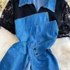 Camiseta de mezclilla elegante y única con manga corta, empalme de encaje y cuello camisero para mujer, otoño, corte ajustado con diseño de abertura