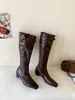 Botas Longas Quadradas de Bico Reto com Pernas Retas 2026 Outono/Inverno Estilo Europeu e Americano Aumento de Altura Fivelas Plissadas Botas Longas