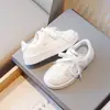 Zapatillas blancas para niñas 2026 nuevo modelo primavera y otoño zapatos para niños zapatillas deportivas blancas zapatillas de caña baja zapatos para el rendimiento escolar