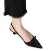 Sandalias cerradas de punta fina estilo francés en charol para mujer, 2026 nuevo estilo de hada retro versátil tacón de aguja sin espalda