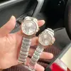 Reloj de pulsera para hombre y mujer de acero fino, movimiento de cuarzo de tres agujas, calendario, serie yue move para el hogar de nueva ola, venta al por mayor de fábrica