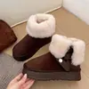 Botas de nieve peludas de suela gruesa para mujer del noreste, nuevas botas cortas de invierno 2025, forradas de felpa, a prueba de frío, doble uso, zapatos grandes de algodón