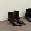 Botas de Moda de Nicho Retro con Punta Aguda y Cremallera Trasera, Nuevo Estilo Invierno 2026, Botas Marrones Delgadas de Tacón Alto Forradas de Borrego, Botines de Tacón de Aguja