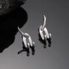 Estilo no convencional aretes de media luna de doble gancho modernos hip-hop geniales para hombre de aguja de tremella S925 aretes fríos
