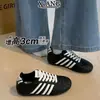 Em estoque 2026 Outono Inicial Novos Sapatos Femininos Sapatos de Solado Fino Sapatos de Futebol Cadarço Preto e Branco Sapatos de Treinamento Alemães Sapatos Esportivos Casuais