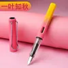 Venta al por mayor de bolígrafos color Macaron Morandi estudiantes para practicar con punta electrónica EF postura afilada cartucho de tinta bolígrafo de tinta caligrafía