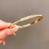 Pulsera irregular chapada en oro real de 18k, una pieza lujosa y de alta gama que complementa cualquier atuendo, con un diseño único y un estilo de nicho, perfecta para mujeres