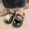 Sandálias Birkenstock Crocs Femininas Novas de Verão para Exterior Respiráveis Antiderrapantes Desenho Animado Praia Fechadas Mary Jane Atacado