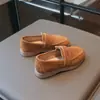 Mocasines de gamuza estilo británico para niños, nuevo modelo primavera y otoño 2026, zapatos slip-on para niños, zapatos versátiles de cuero para niñas